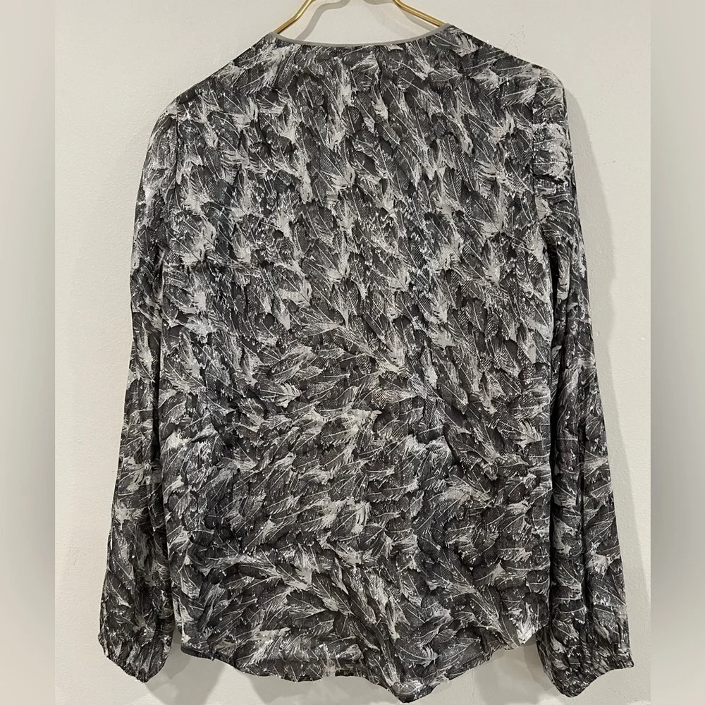 WHBM Faux Metallic Top Womens Sz 6 Surplice Blouse Feathers print Bling Silver